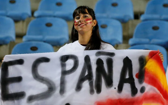إحدى مشجعات إسبانيا