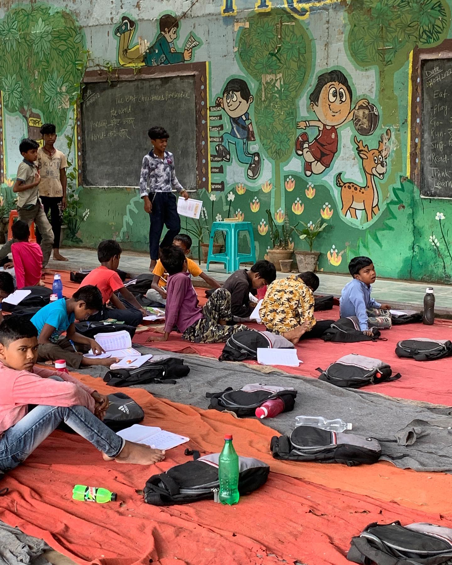 مدرس يواجه الفقر بالتعليم