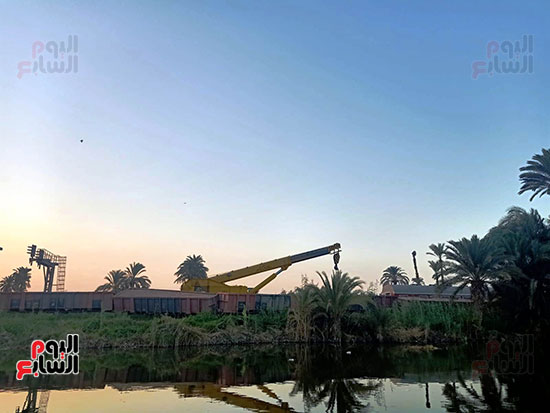 ونش-عملاق-لرفع-آثار-حادث-قطار-البضائع-فى-بنى-سويف-(5)