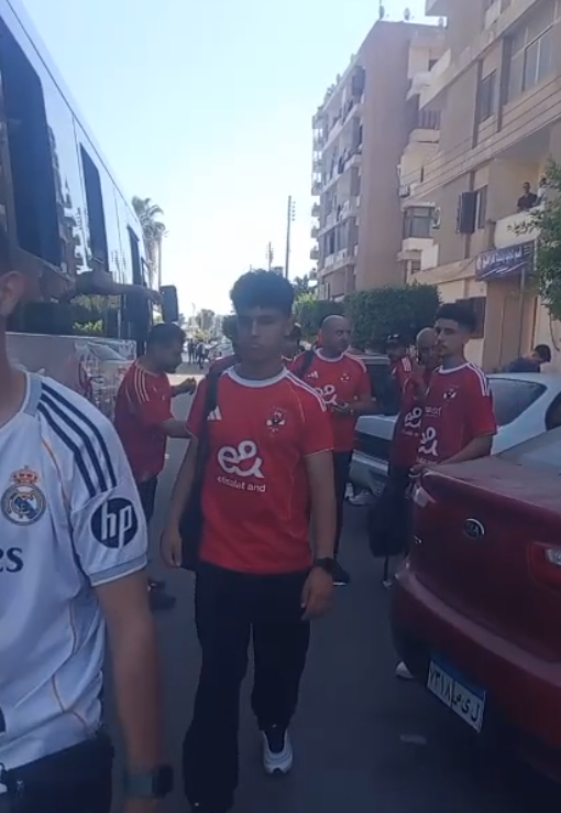 استعداد المشجعين لإستقلال الأتوبيسات للتوجه  للإستاد