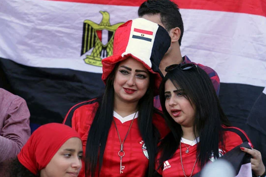 جميلات مصر يدعمن المنتخب