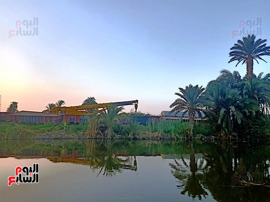 ونش-عملاق-لرفع-آثار-حادث-قطار-البضائع-فى-بنى-سويف-(2)