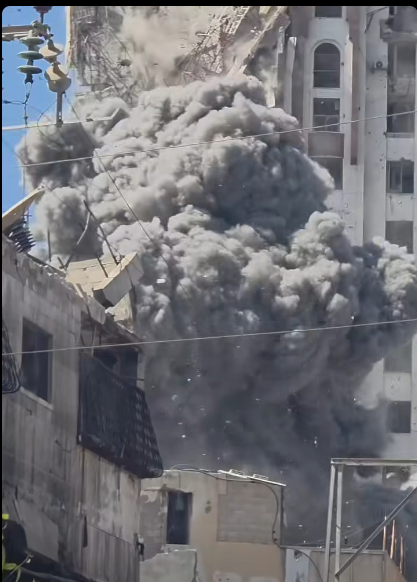 برج الغفرى خلال استهدافه