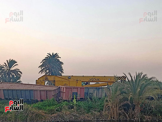 ونش-عملاق-لرفع-آثار-حادث-قطار-البضائع-فى-بنى-سويف-(8)