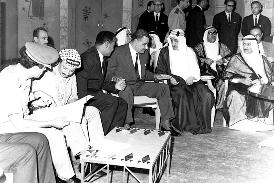 الملك-فيصل-بن-عبد-العزيز-مع-جمال-عبد-الناصر