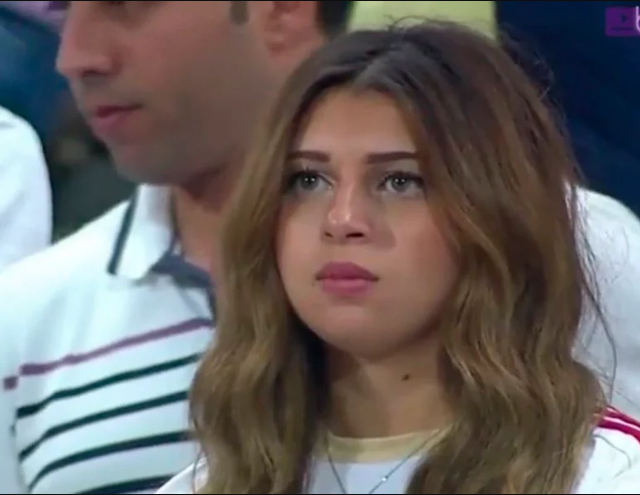 مشجعة زملكاوية تتابع فريقها