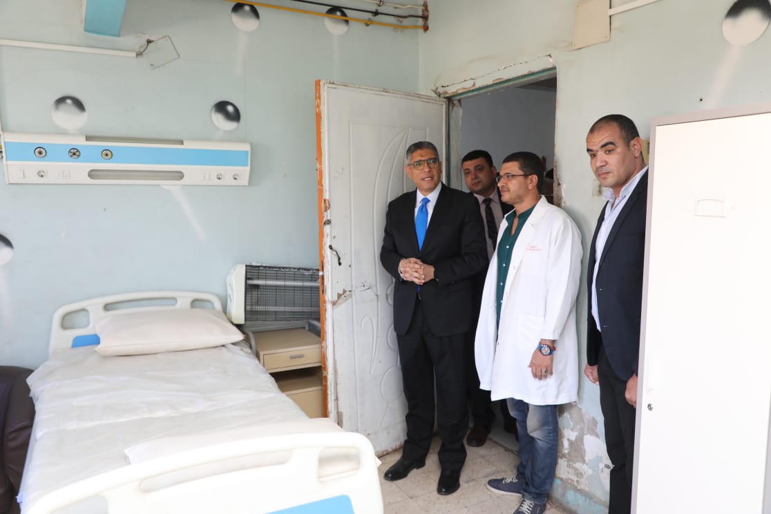 محافظ الجيزة يغير مسار جولته ويفاجئ مستشفى أبو النمرس المركزي (4)