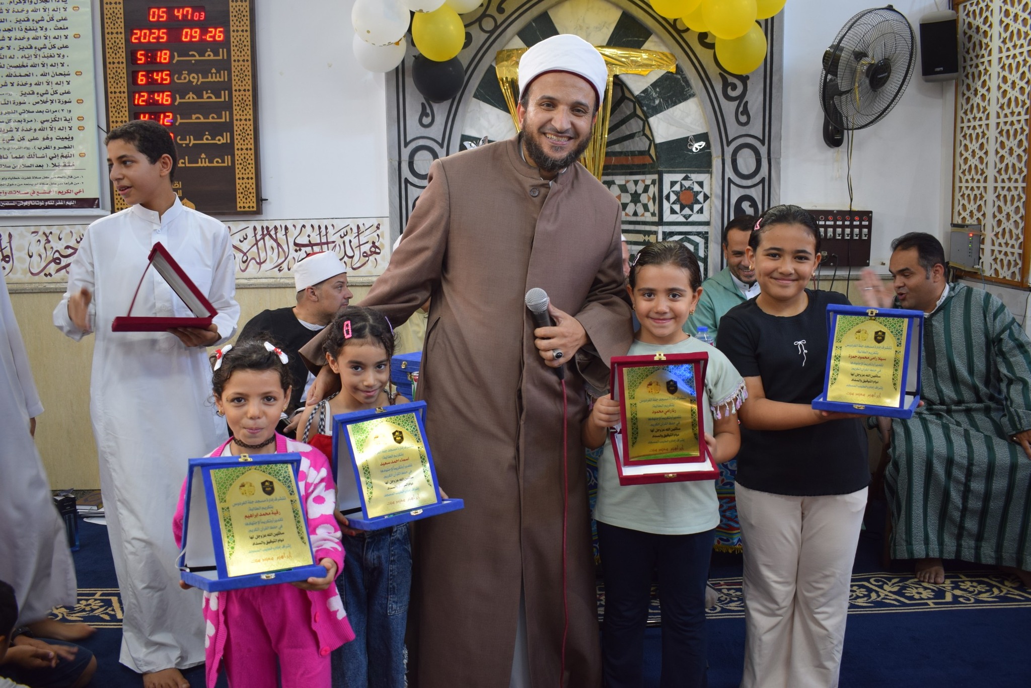 جانب من الاحتفال بالمسجد جانب من الاحتفال بالمسجد