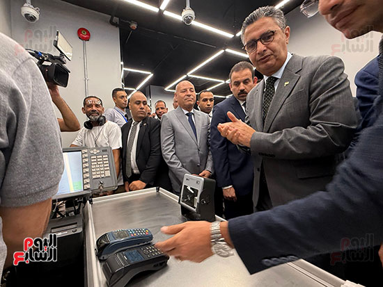 وزير التموين والتجارة الداخلية يتفقد أقسام المنافذ الجديدة