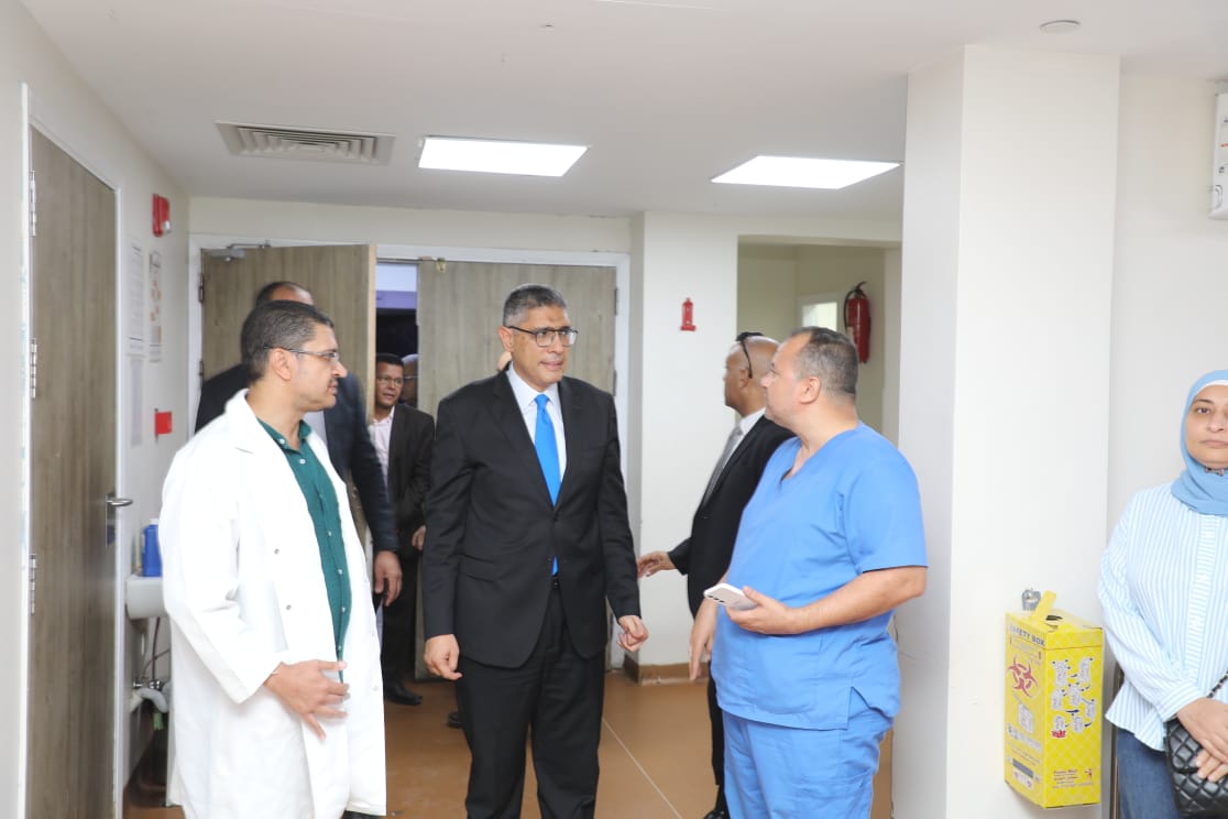 محافظ الجيزة يغير مسار جولته ويفاجئ مستشفى أبو النمرس المركزي (5)
