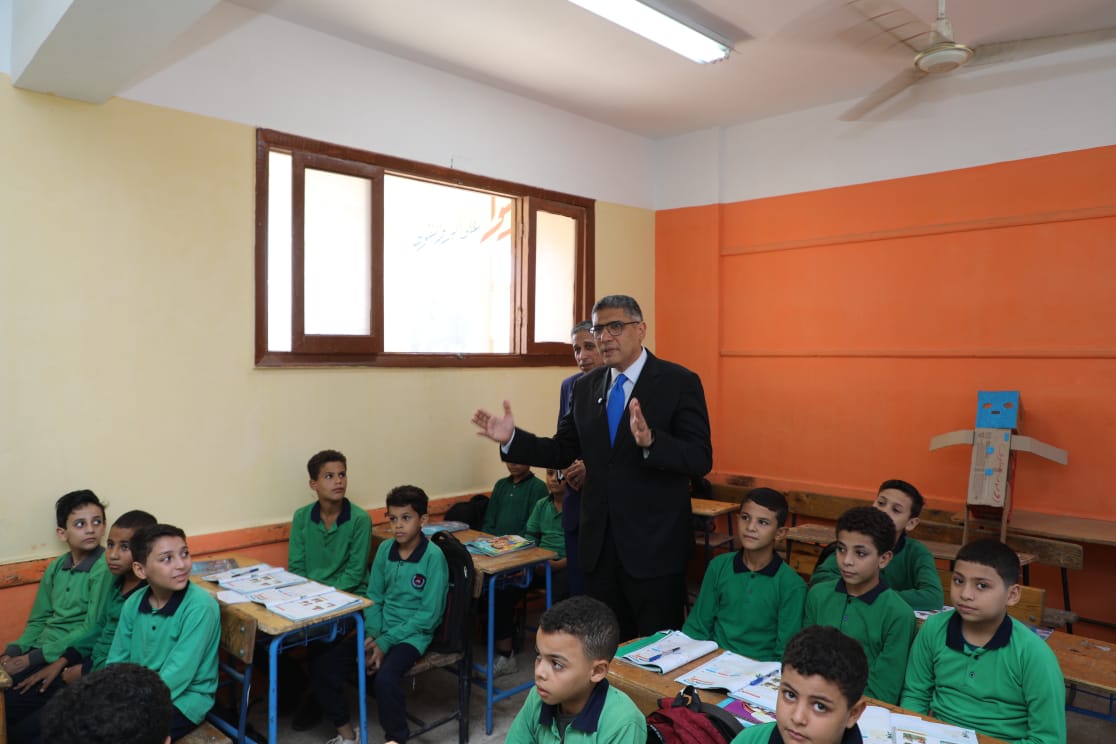 محافظ الجيزة يتابع انتظام الدراسة بعدد من مدارس أبو النمرس (5)