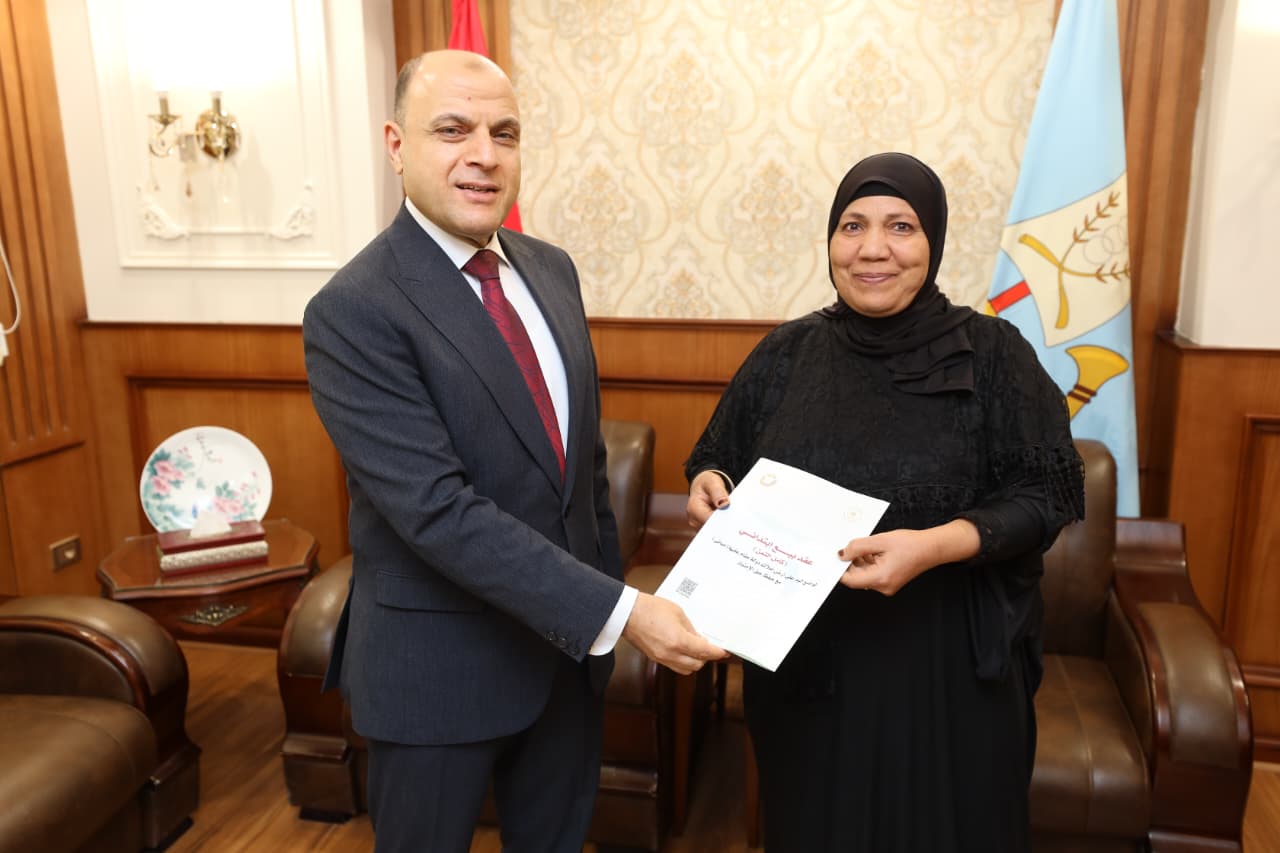 محافظة كفر الشيخ يسلم عقد تقنين لسيدة