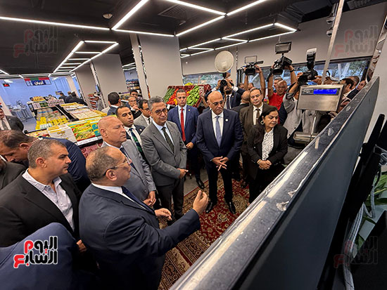 وزير التموين يتفقد مشروع “كاري أون”