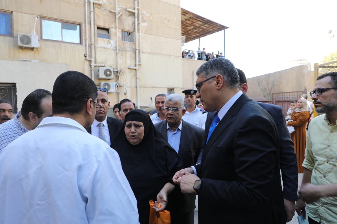 محافظ الجيزة يغير مسار جولته ويفاجئ مستشفى أبو النمرس المركزي (9)