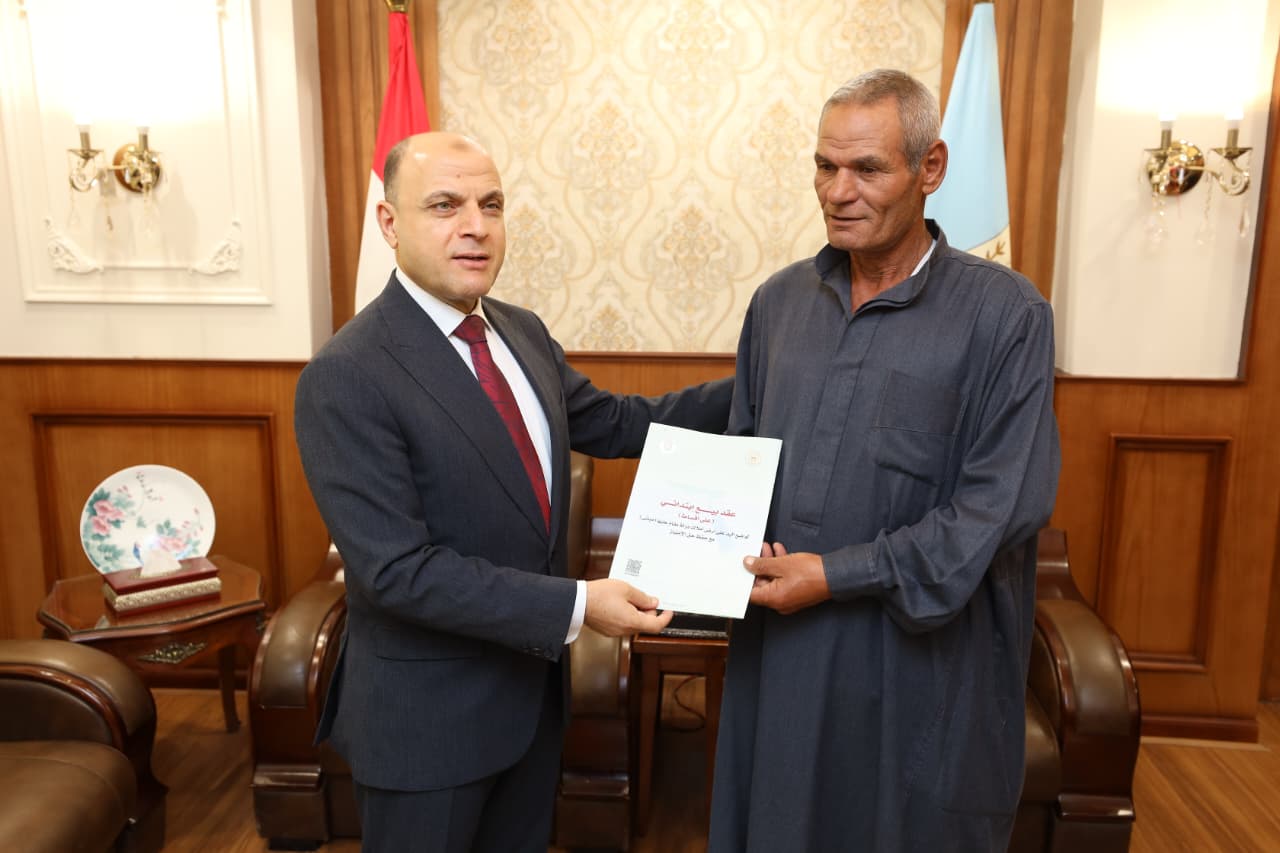 محافظ كفر الشيخ يسلم عقد تقنين لمزارع