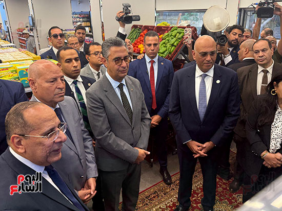 وزير التموين يتفقد المنافذ السلعية