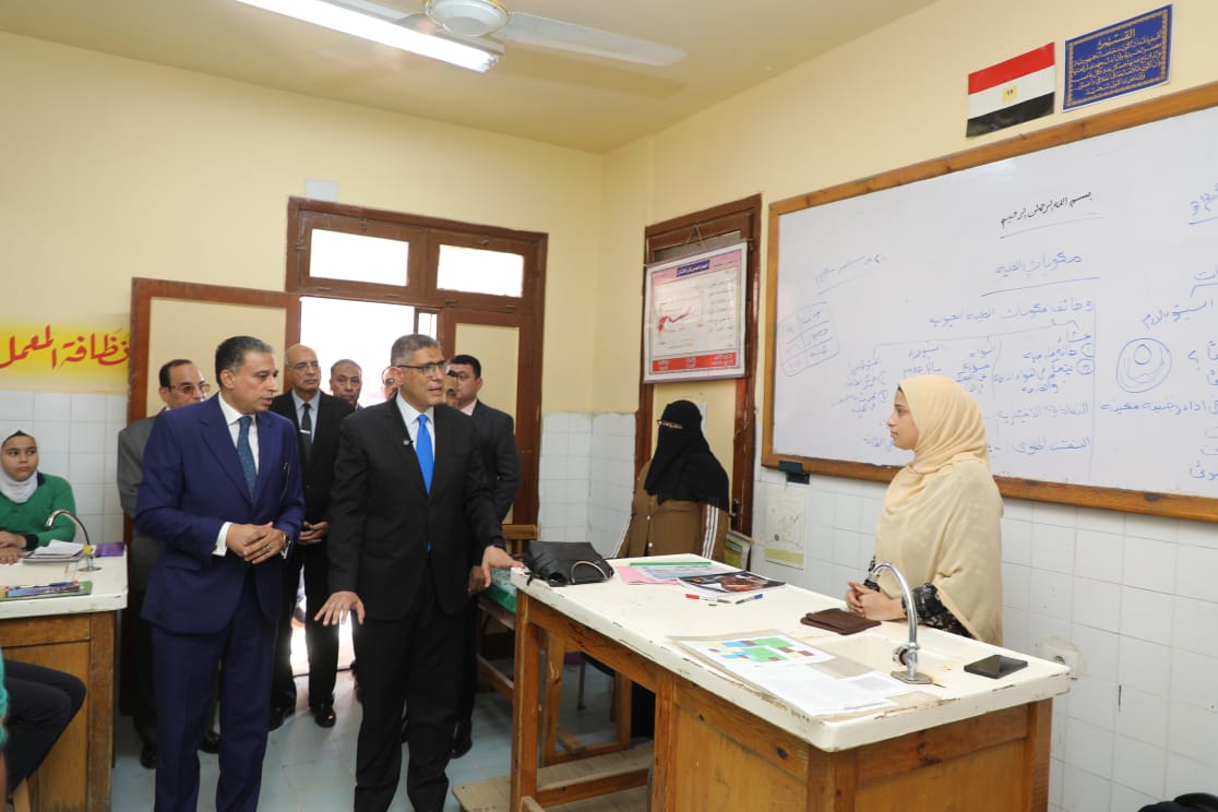 محافظ الجيزة يتابع انتظام الدراسة بعدد من مدارس أبو النمرس (2)