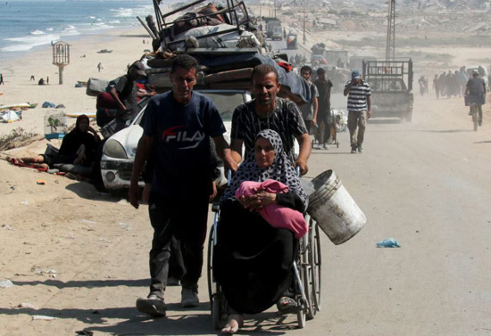 فرار أهالى غزة من قصف إسرائيل (11)