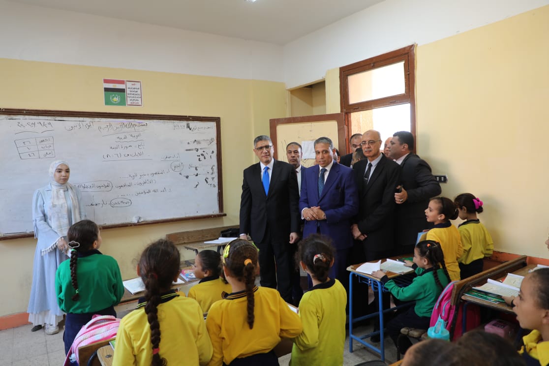 محافظ الجيزة يتابع انتظام الدراسة بعدد من مدارس أبو النمرس (8)