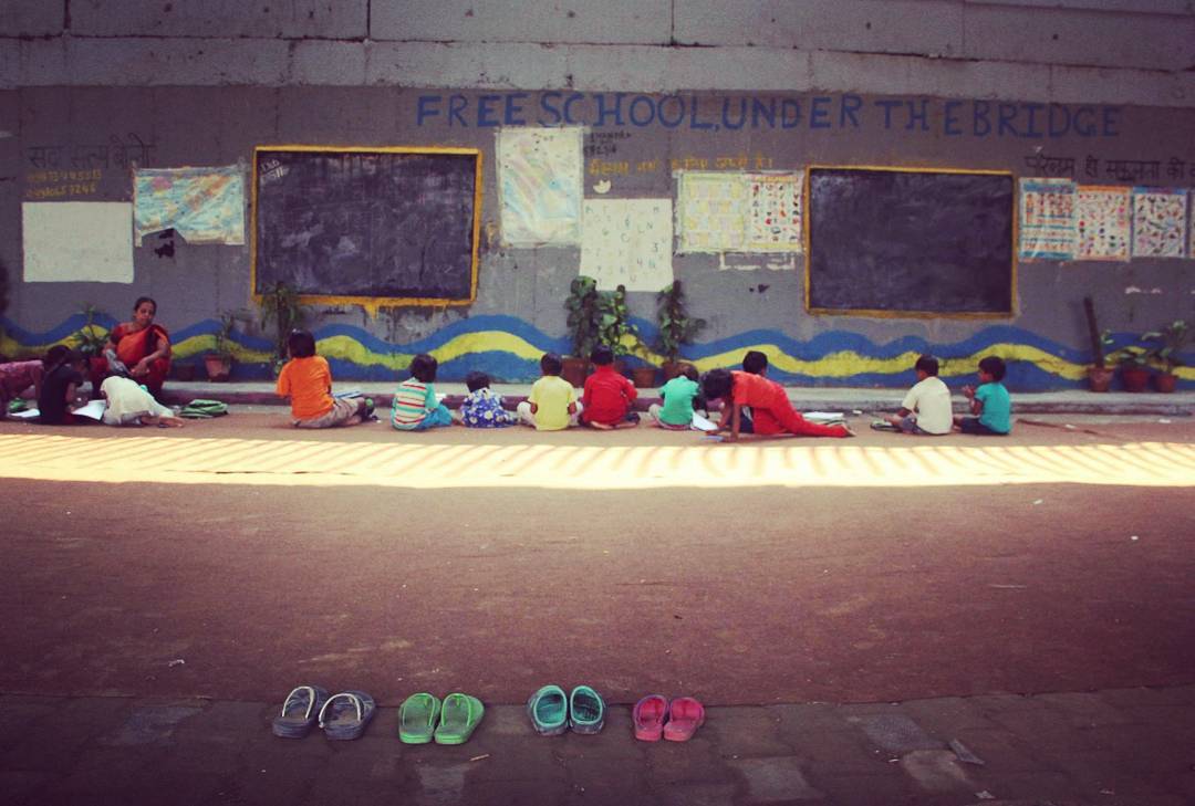 مدرسة أسفل جسر في الهند
