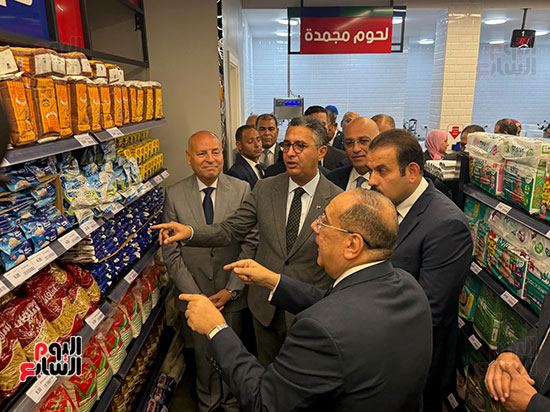 وزير التموين ومحافظ القاهرة يفتتحون منافذ مشروع كاري أون