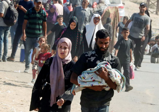 فرار أهالى غزة من قصف إسرائيل (8)