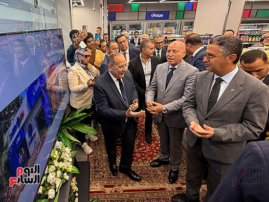 وزير التموين ومحافظ القاهرة خلال الافتتاح