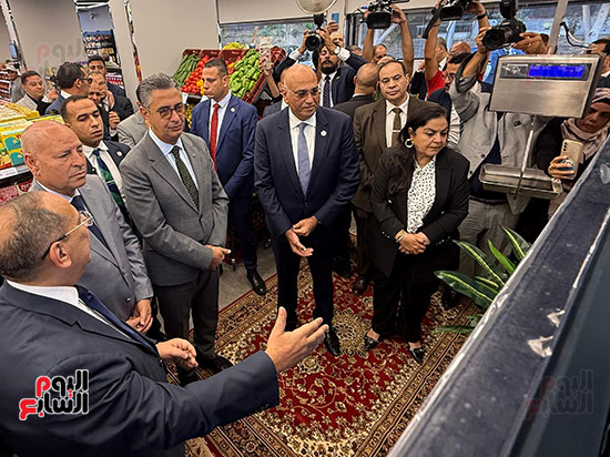 وزير التموين ومحافظ القاهرة يتفقدون أقسام المنافذ الجديدة