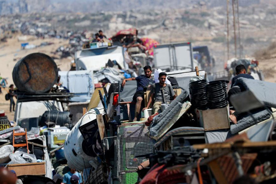 فرار أهالى غزة من قصف إسرائيل (7)