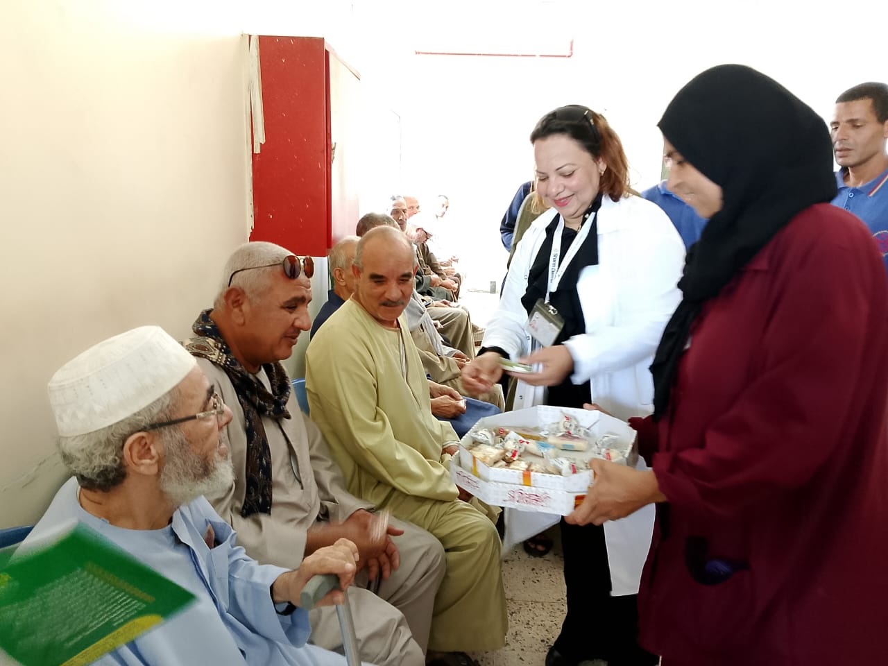 طبيبة قبطية توزع حلوى المولد النبوى طبيبة قبطية توزع حلوى المولد النبوى