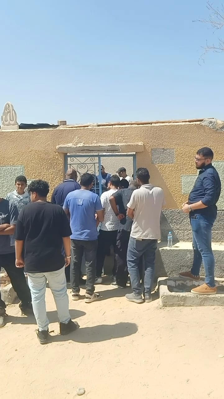 جانب من دفن الجثمان جانب من دفن الجثمان