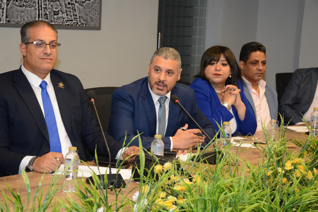 خلال الندوة (1)