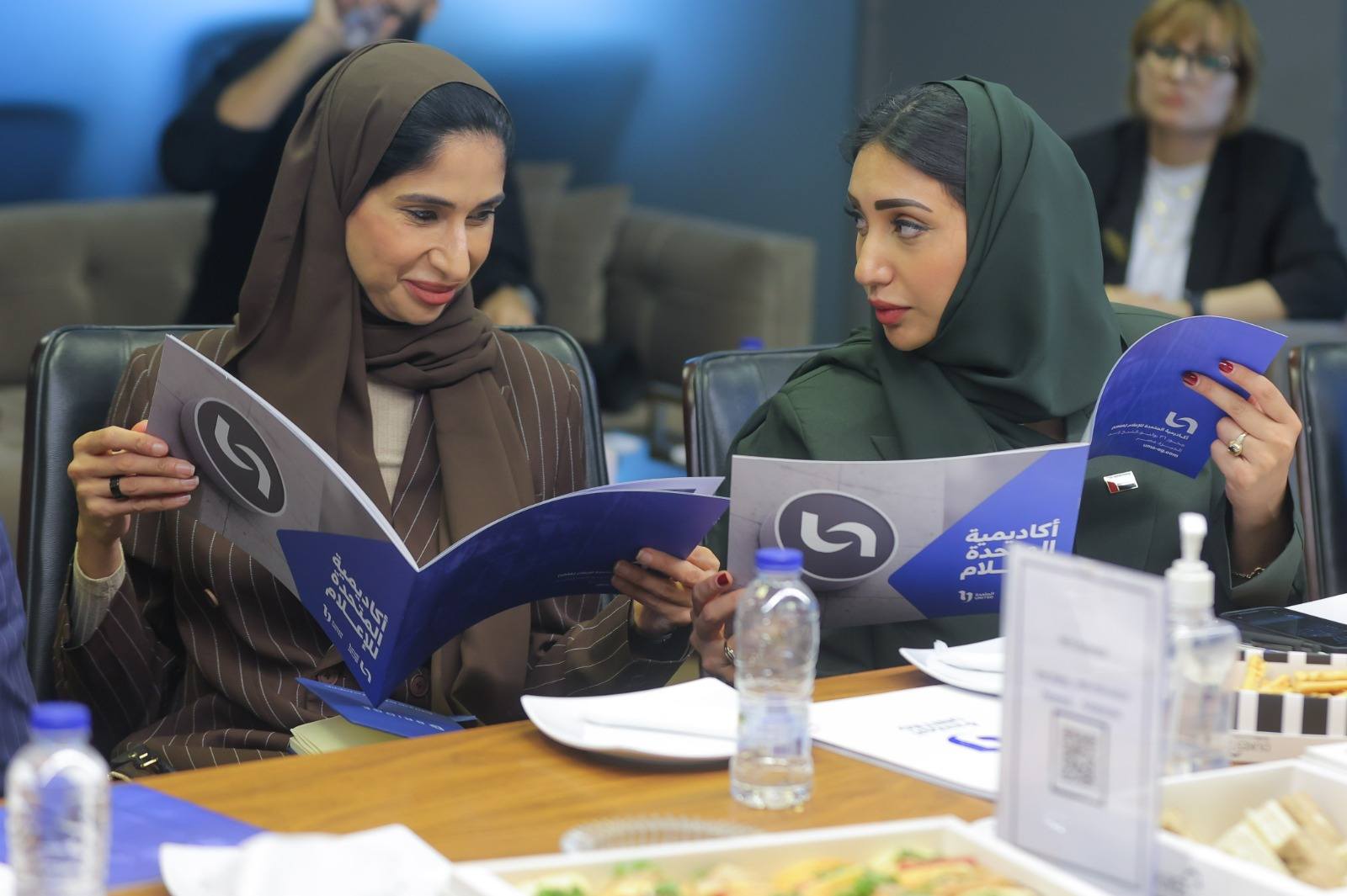 أعضاء الوفد الإماراتي خلال الزيارة