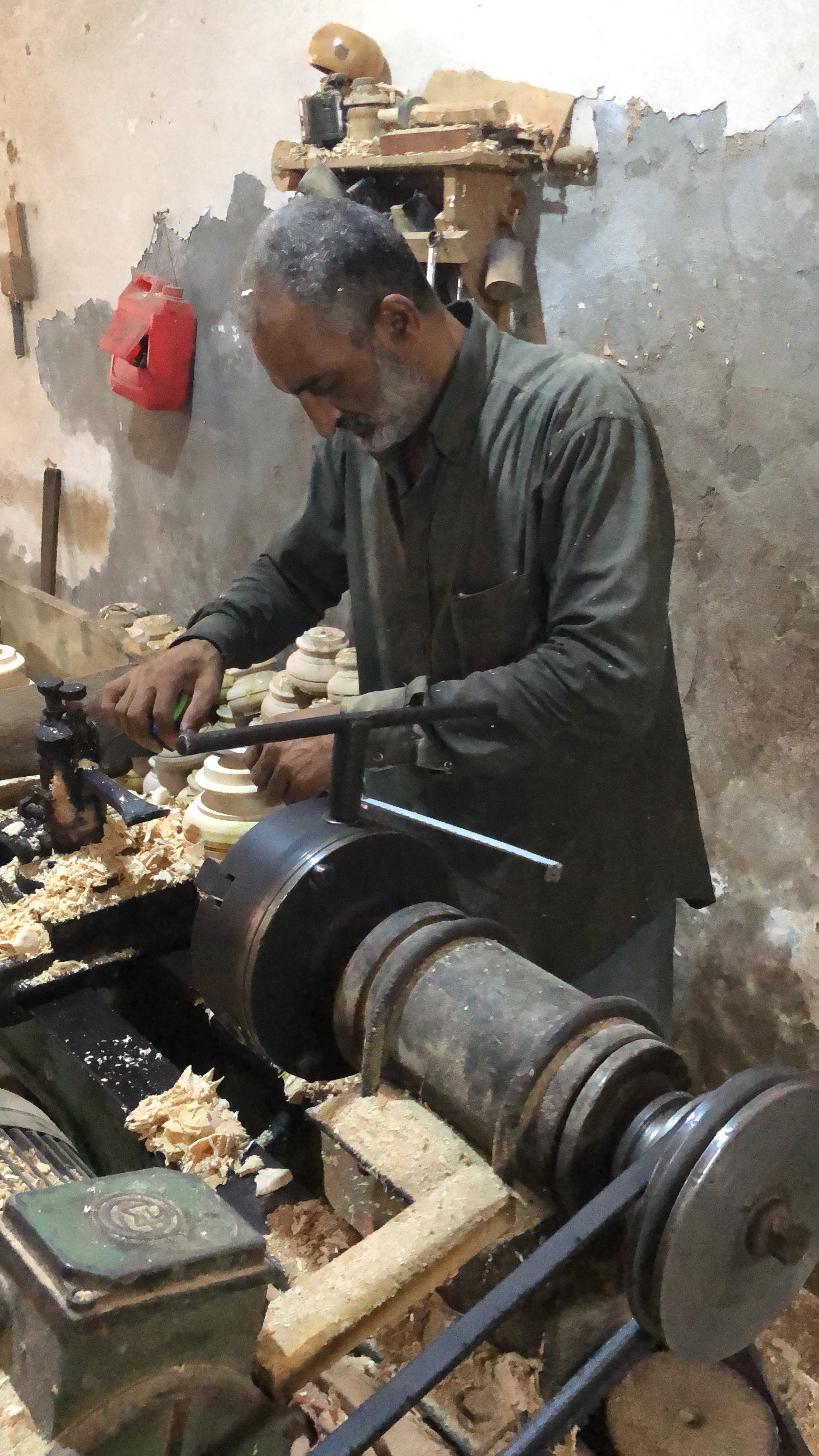 الأسطى حمدي عوف أقدم خراط اخشاب بالمحلة (3)