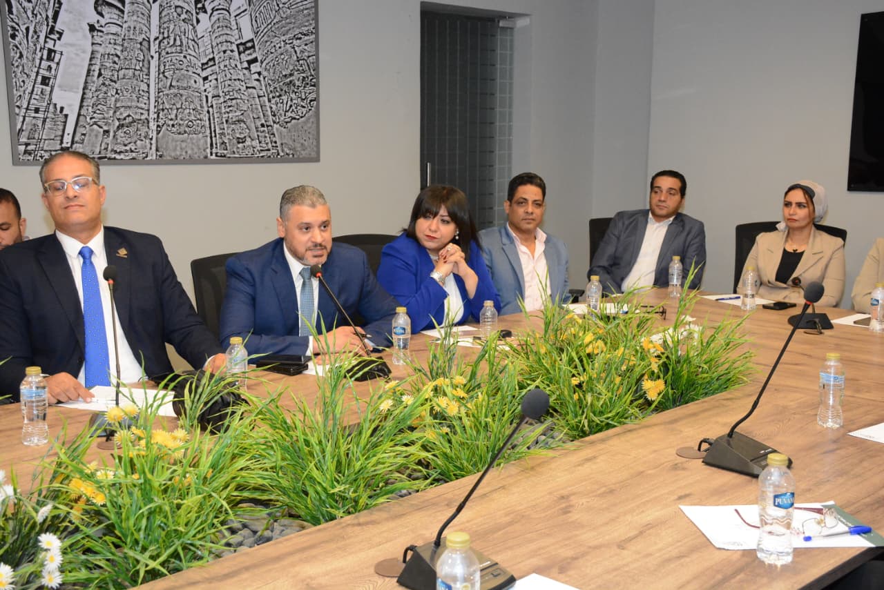 خلال الندوة (2)