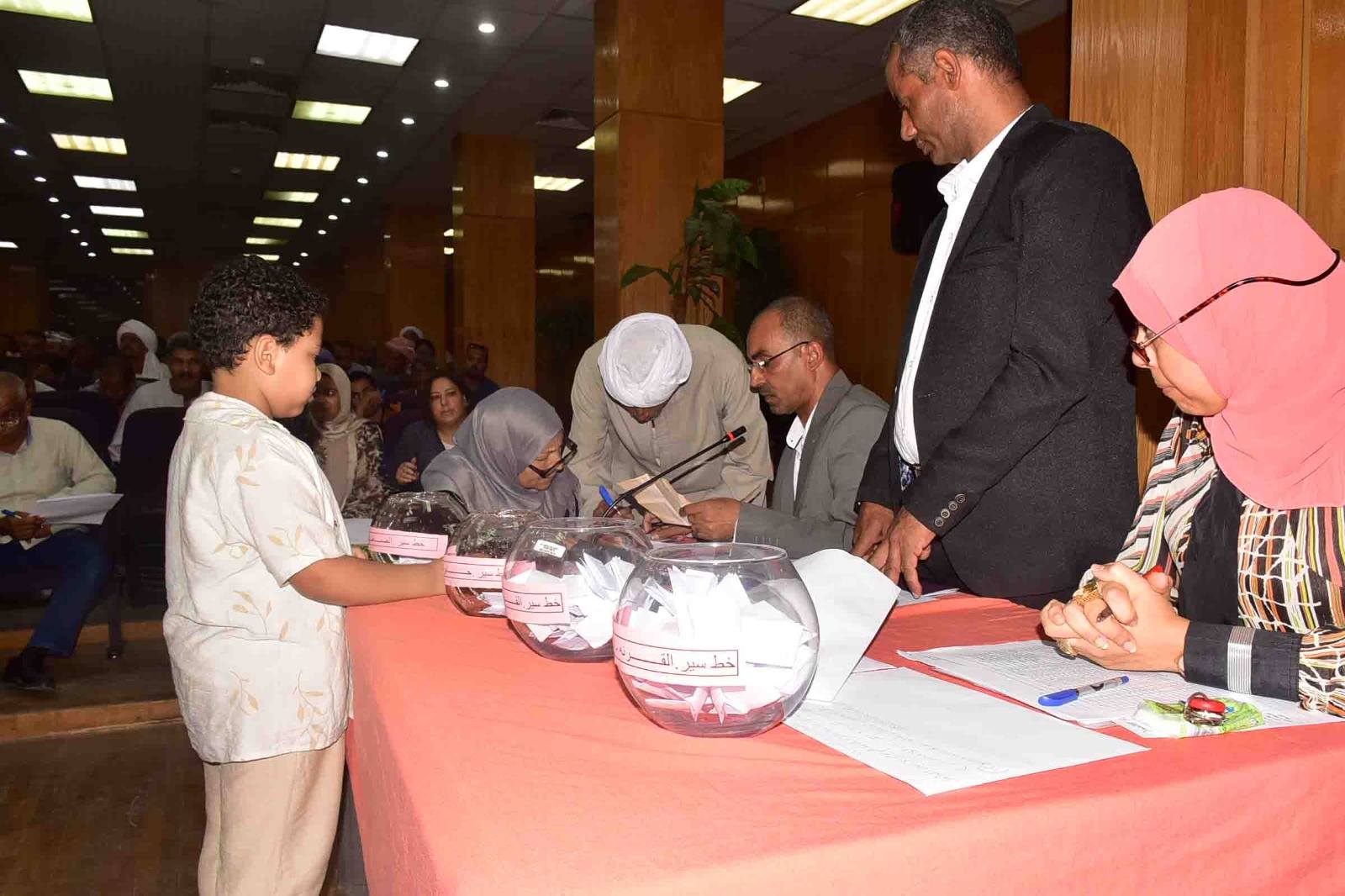 الأقصر تفتح باب رزق لـ70 أسرة بقرعة علنية لخطوط السير