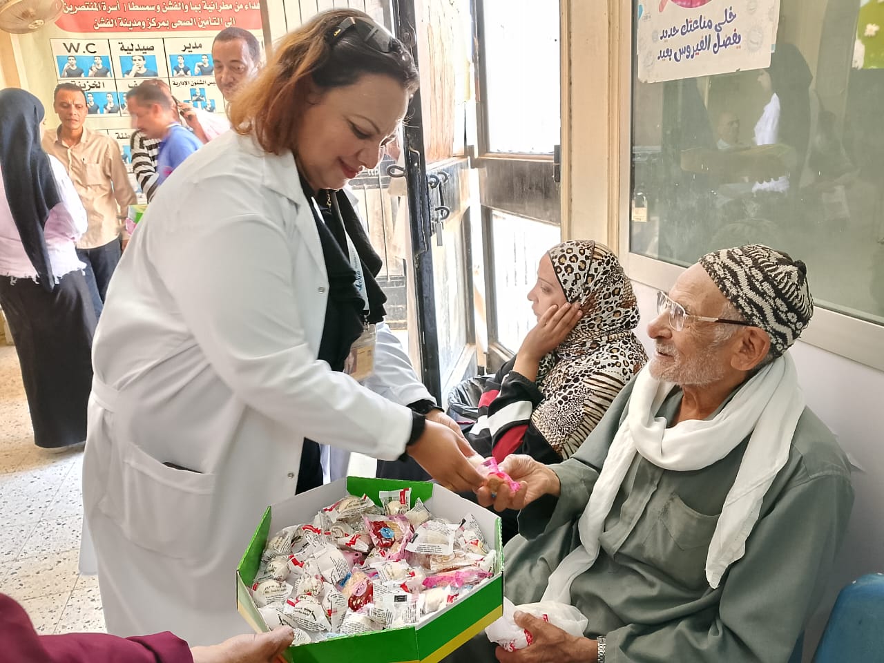 دكتورة ايمان توزع الحلوى على المترددين دكتورة ايمان توزع الحلوى على المترددين