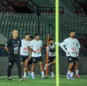 حسام حسن يشرف على تدريبات لاعبى المنتخب الوطنى حسام حسن يشرف على تدريبات لاعبى المنتخب الوطنى