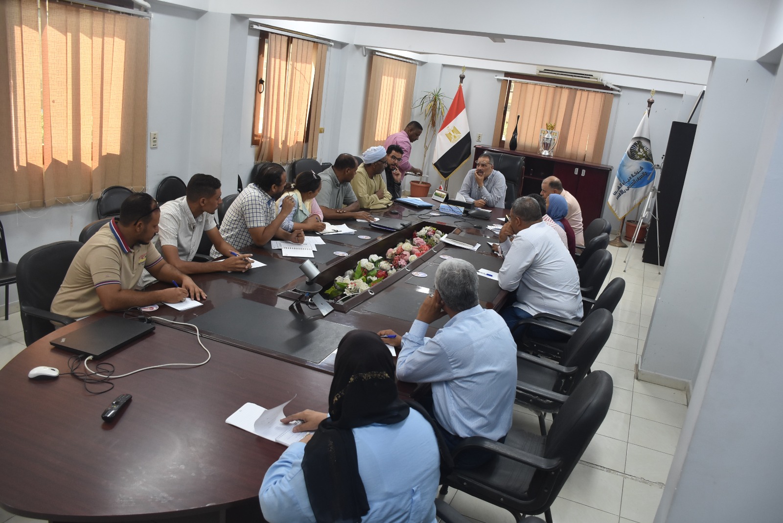 رئيس مياه الأقصر يعقد اجتماعًا لمتابعة مشروعات المبادرة الرئاسية حياة كريمة