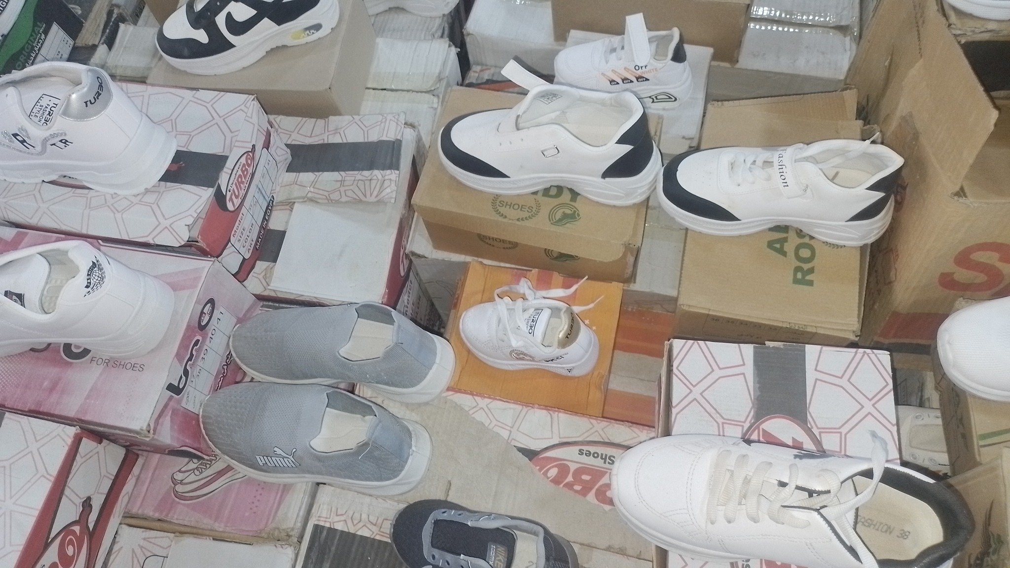 أحذية بأسعار مخفضة داخل معارض أهلاً مدارس