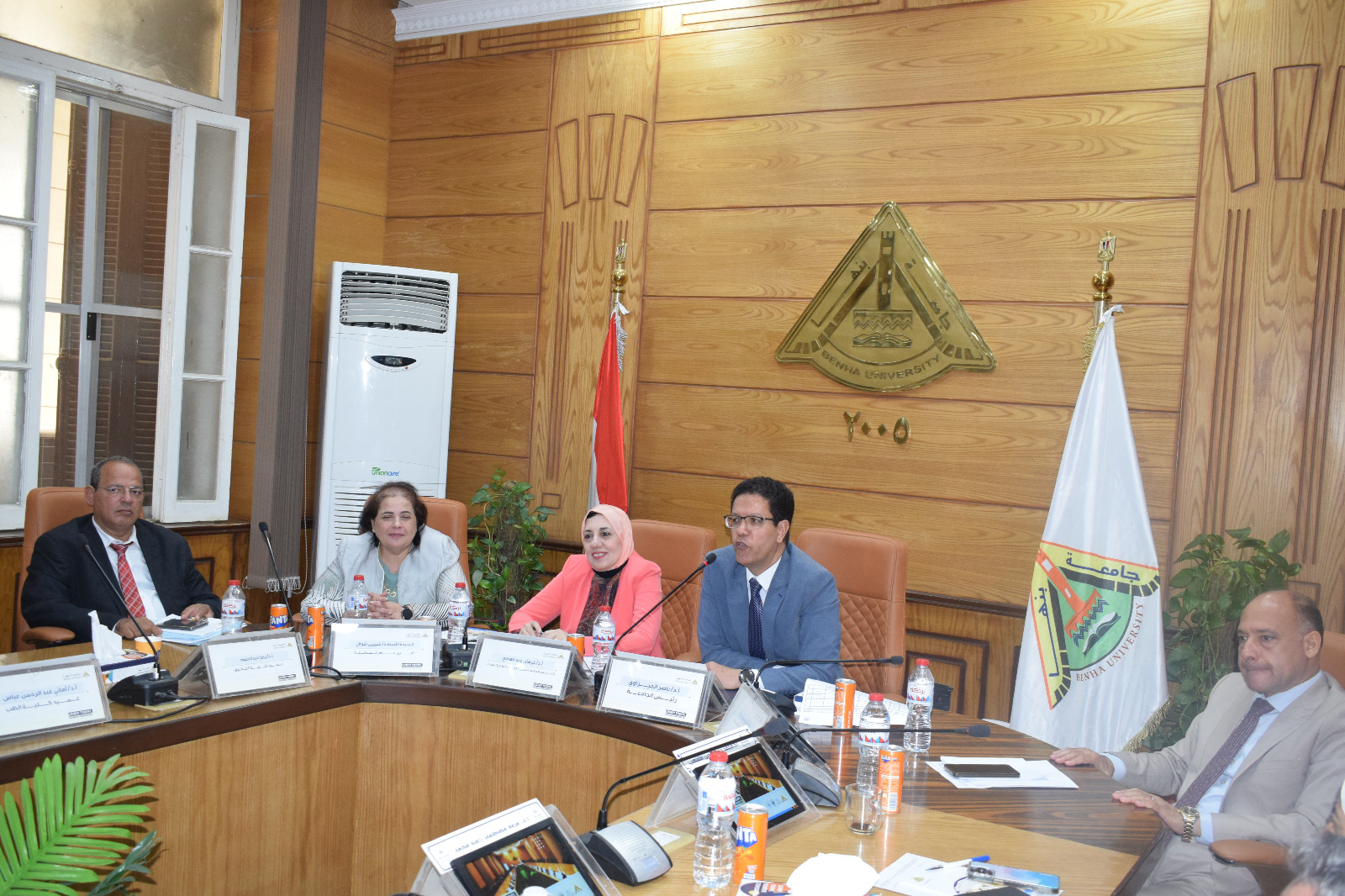 رئيس جامعة بنها خلال الاجتماع