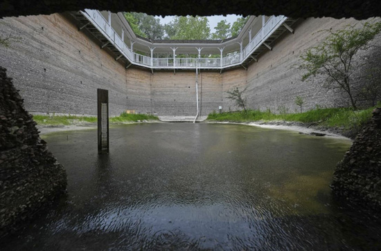 ينابيع فلوريدا التي كانت نقية في السابق مهددة بالتلوث والتطوير وتغير المناخ (7)