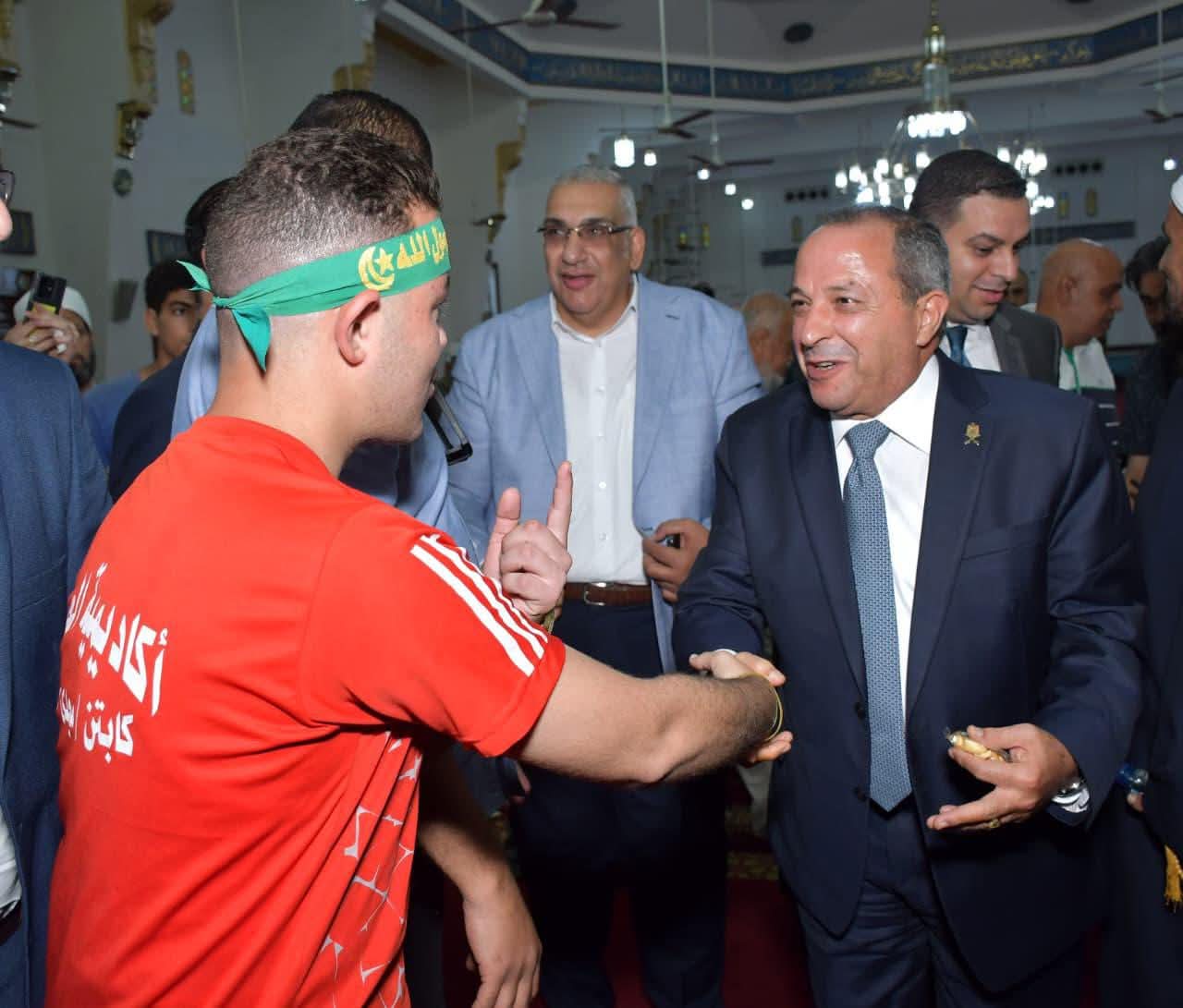 المحافظ يصافح أحد الشباب المحافظ يصافح أحد الشباب
