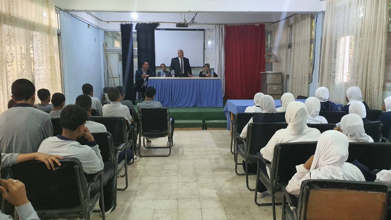 وكيل تعليم الأقصر يعقد لقائين مع طلاب الثانوية العامة بالطود والقرنة وكيل تعليم الأقصر يعقد لقائين مع طلاب الثانوية العامة بالطود والقرنة