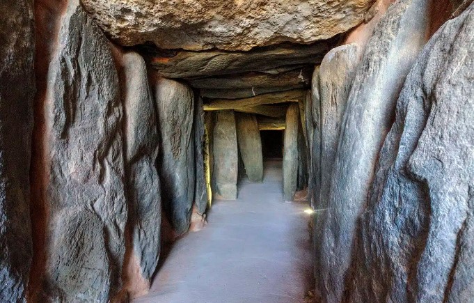 مقبرة صخرية