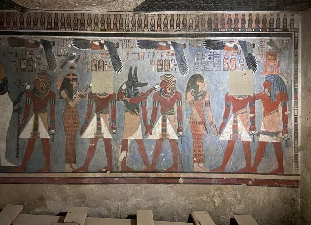 نقوش مميزة على جدران مقبرة أمنحتب الثالث نقوش مميزة على جدران مقبرة أمنحتب الثالث