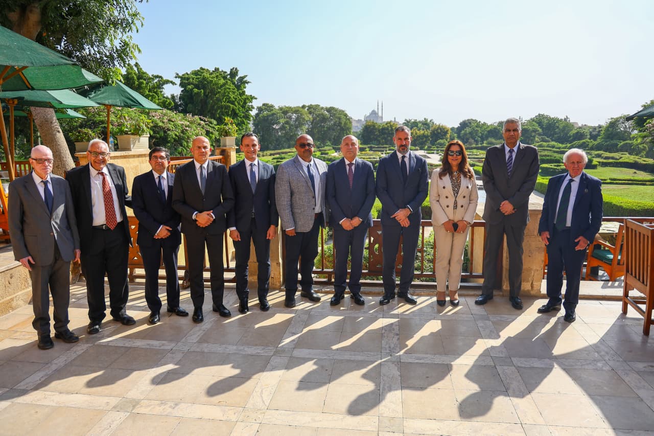 جانب من اللقاء وإقامة مأدبة الغدا