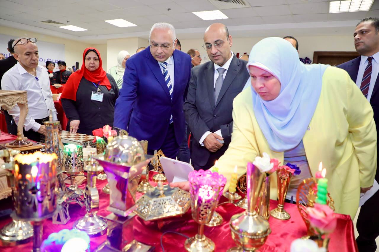 نائب وزير التربية والتعليم يتفقد معرض منتجات التعليم الإدارية