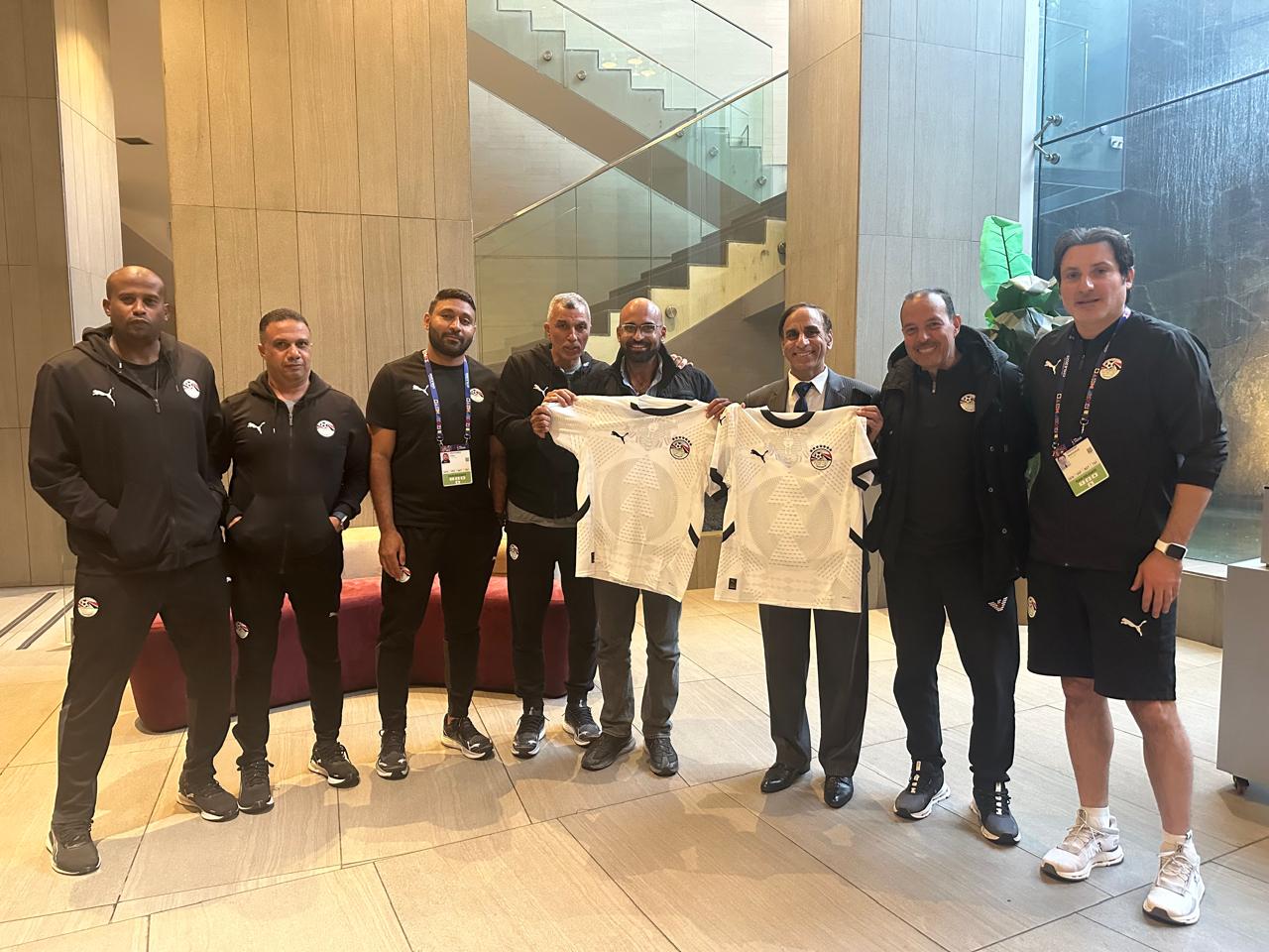 سفير مصر فى تشيلي مع الجهاز الفني لمنتخب الشباب
