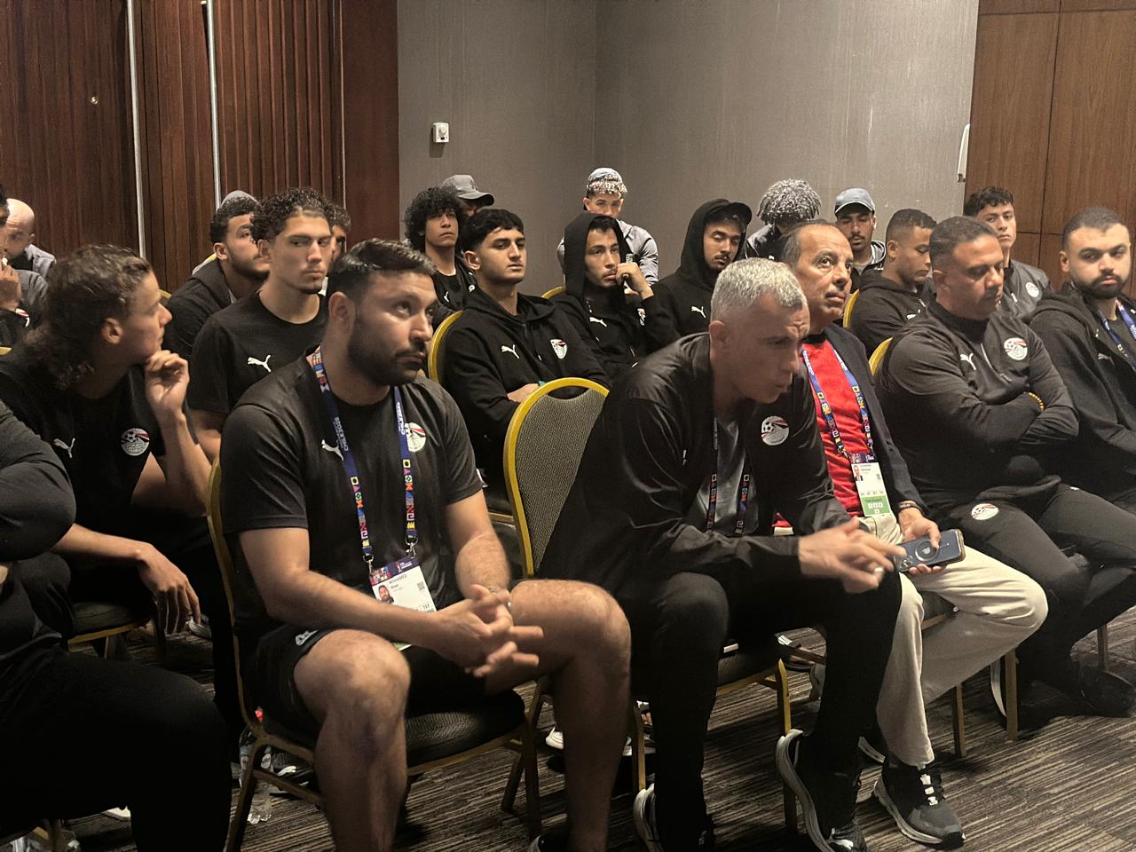 وزير الرياضة يدعم منتخب 20 سنة (1)